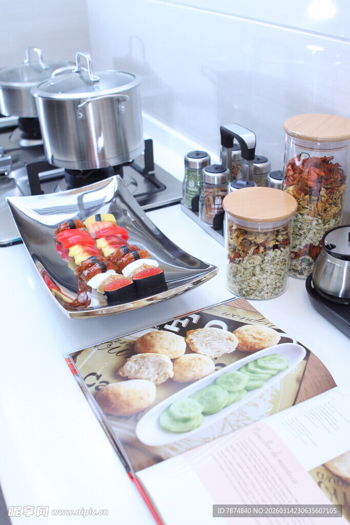 厨房美食与调料摆放场景