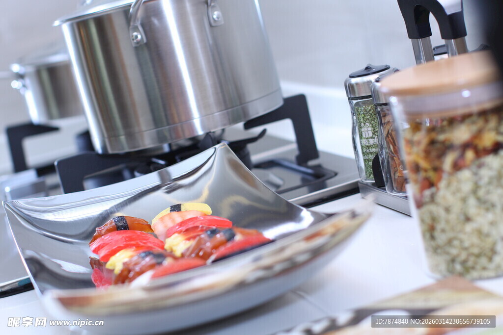 厨房中的烹饪与食材准备