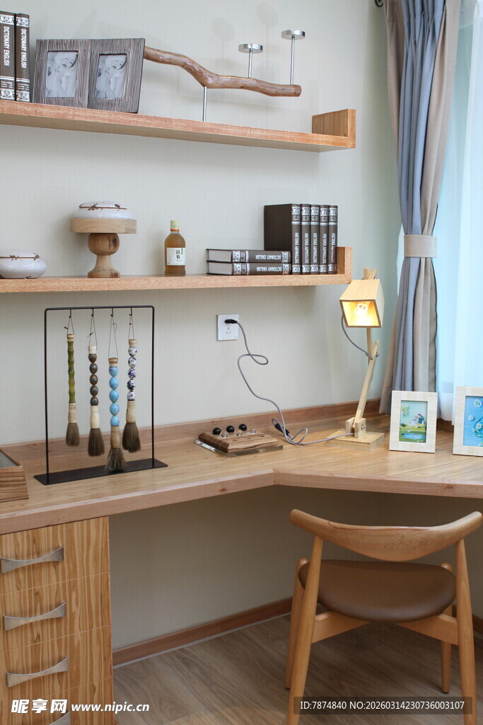 简约温馨的木质书房一角