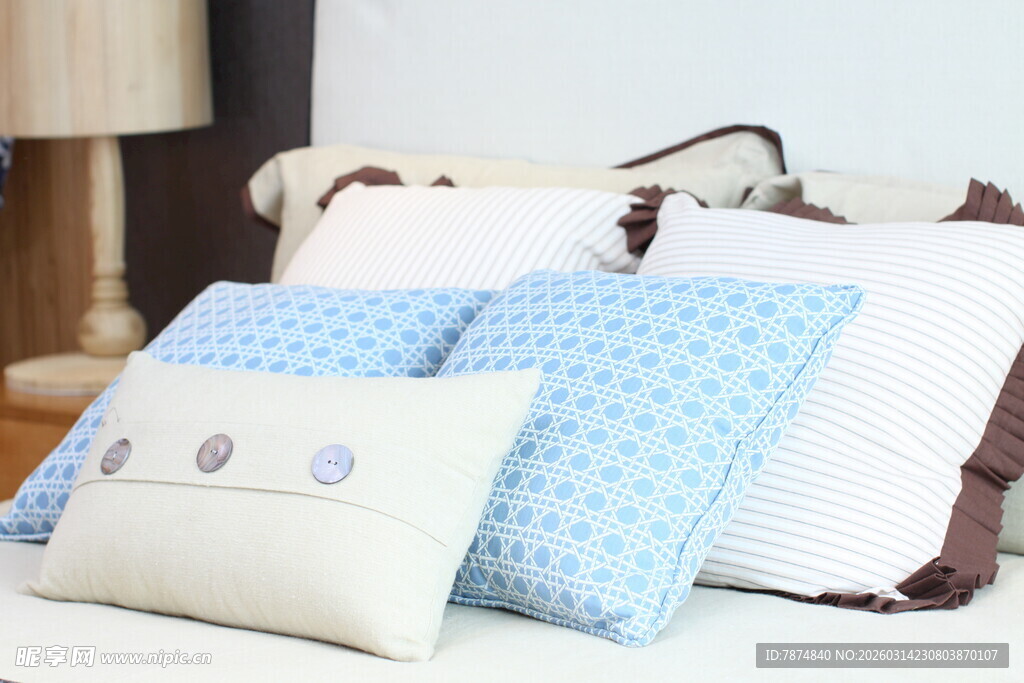 舒适抱枕组合摆放展示