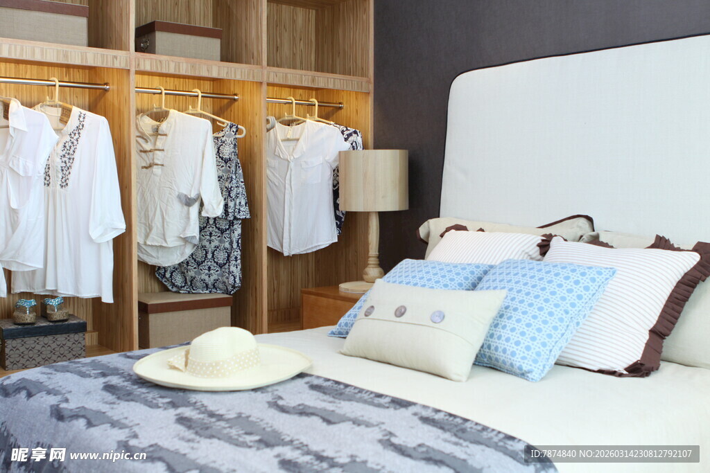 温馨卧室与开放式衣物收纳