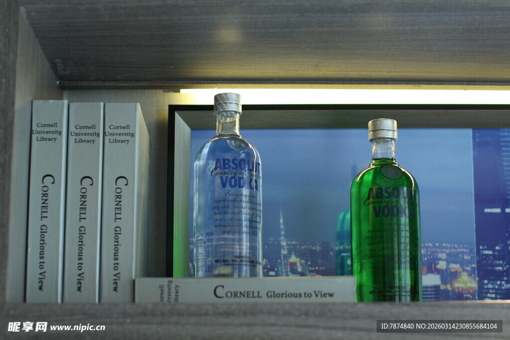 窗边的两瓶特色玻璃瓶