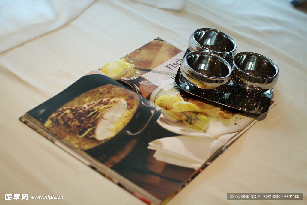 床上的餐食与饮品