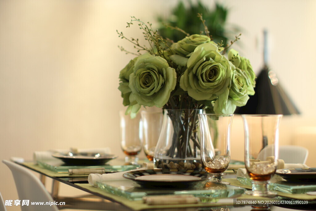 精致餐桌花艺布置