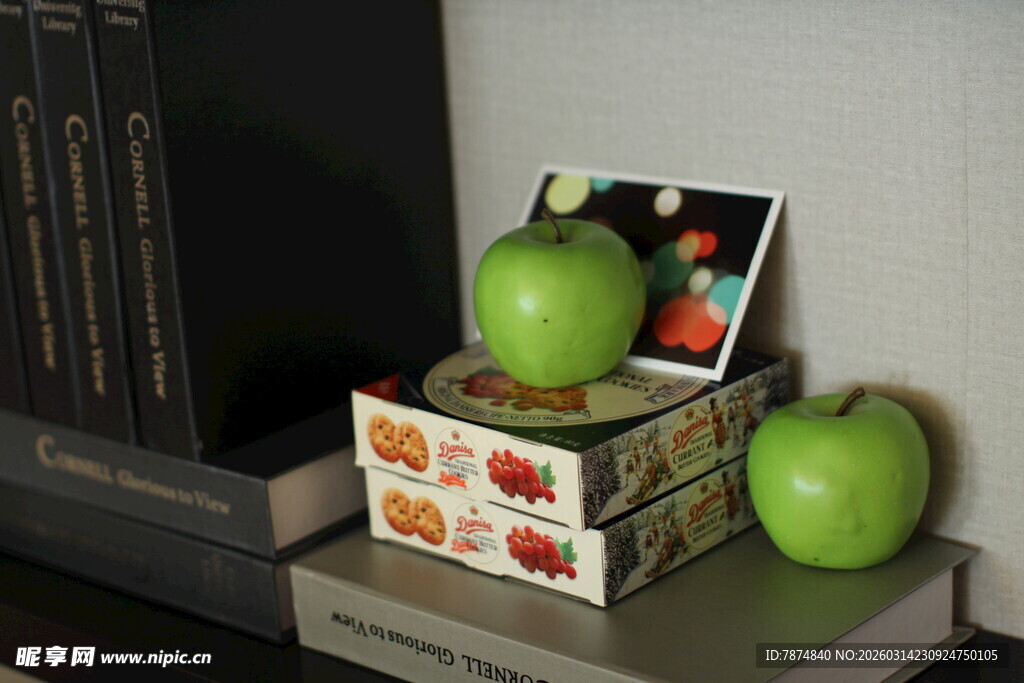 书架上的青苹果与书籍