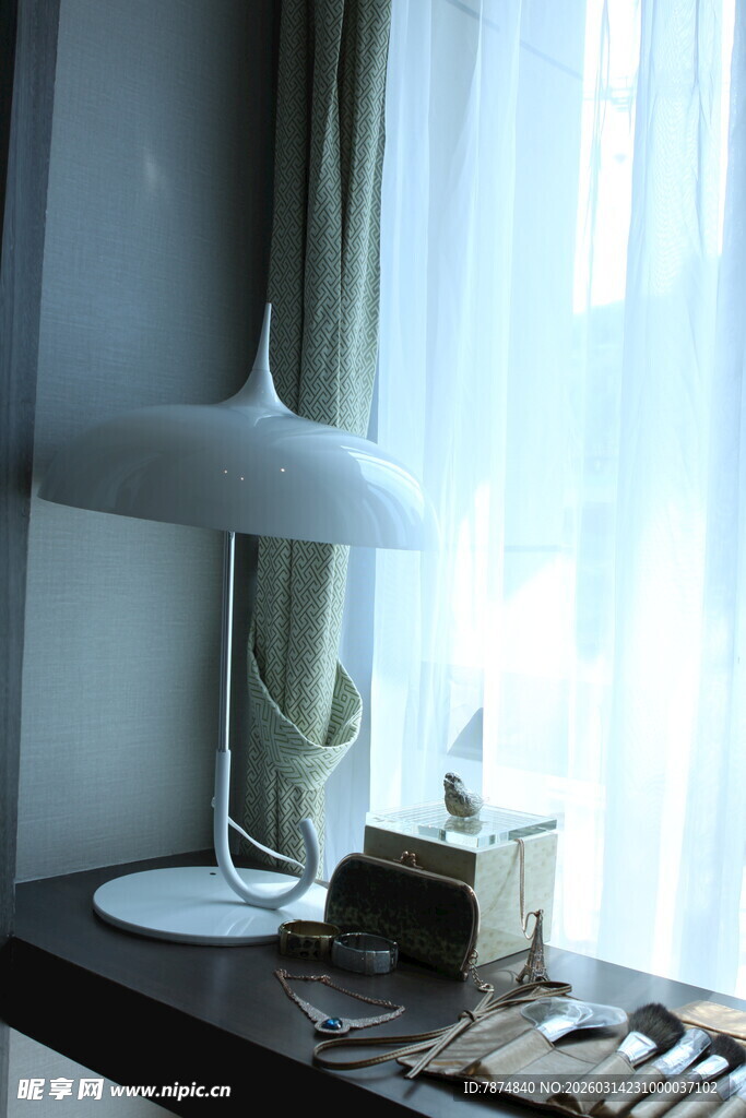 窗边台灯下的静谧阅读角落