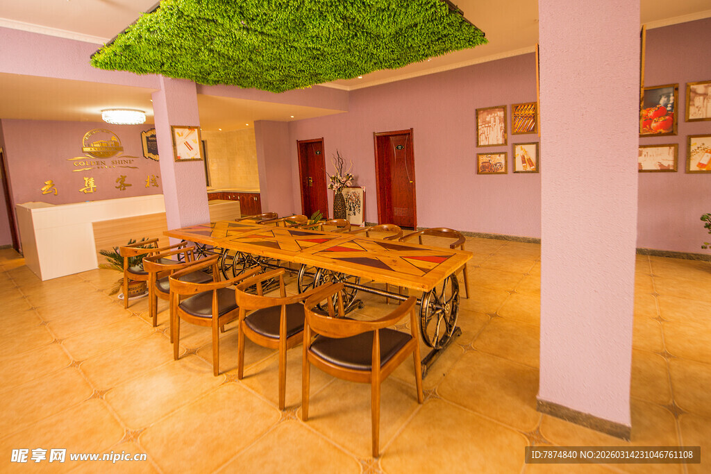 室内温馨木质会议空间