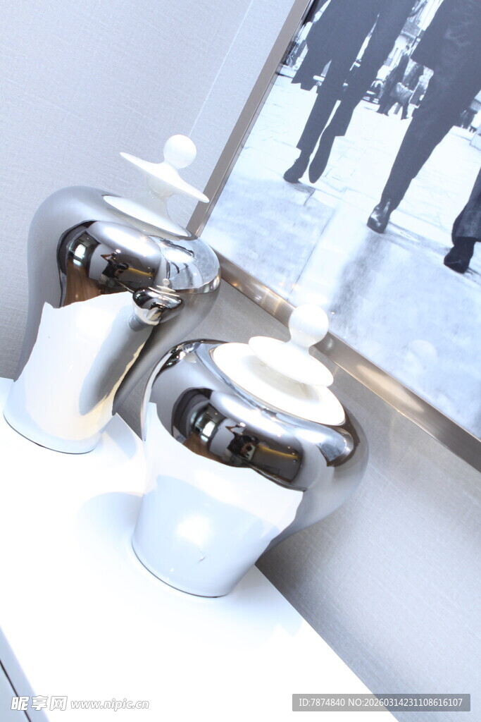 现代简约风格金属装饰摆件