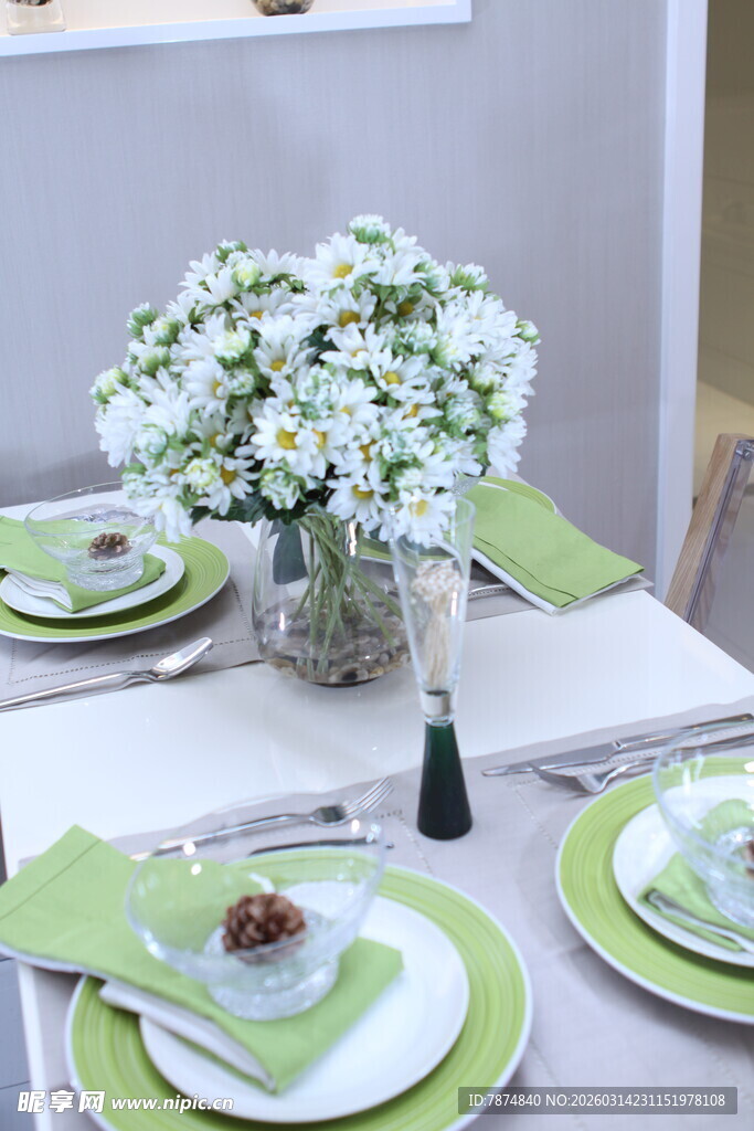 清新餐桌花艺餐具布置
