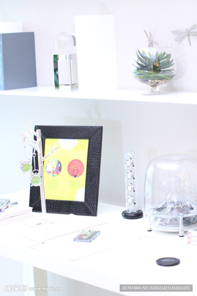 简约白色置物架上的小摆件