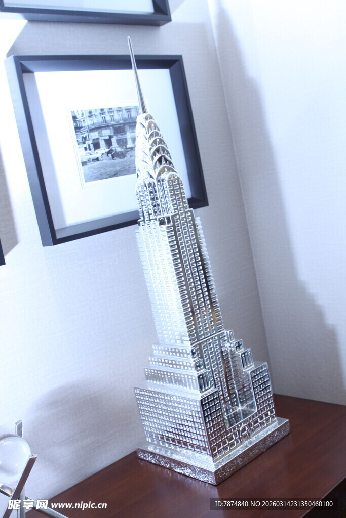 透明奖杯置于室内桌面