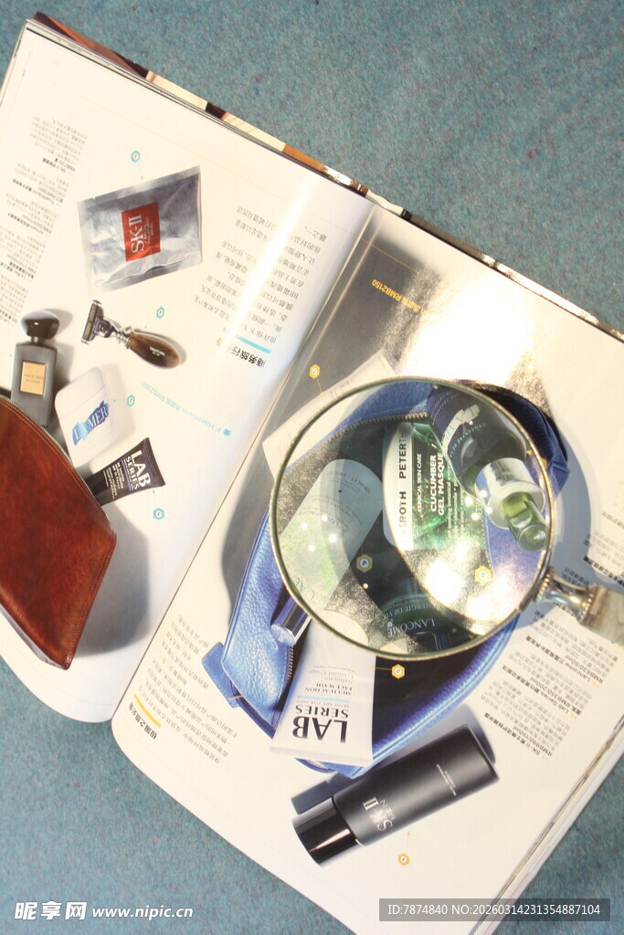 翻开的书与桌上多样物品