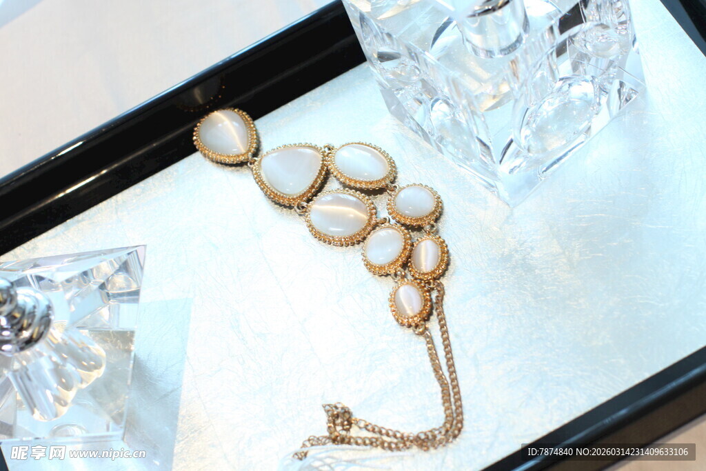 精致金色手链置于盒中