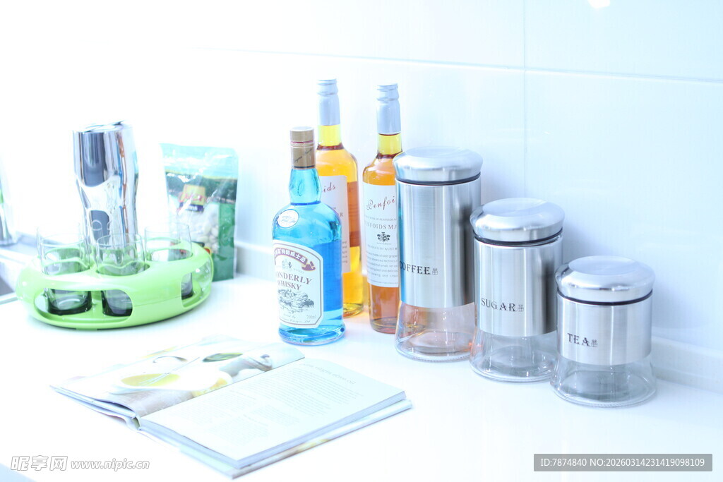 多样美容仪器与护肤品展示