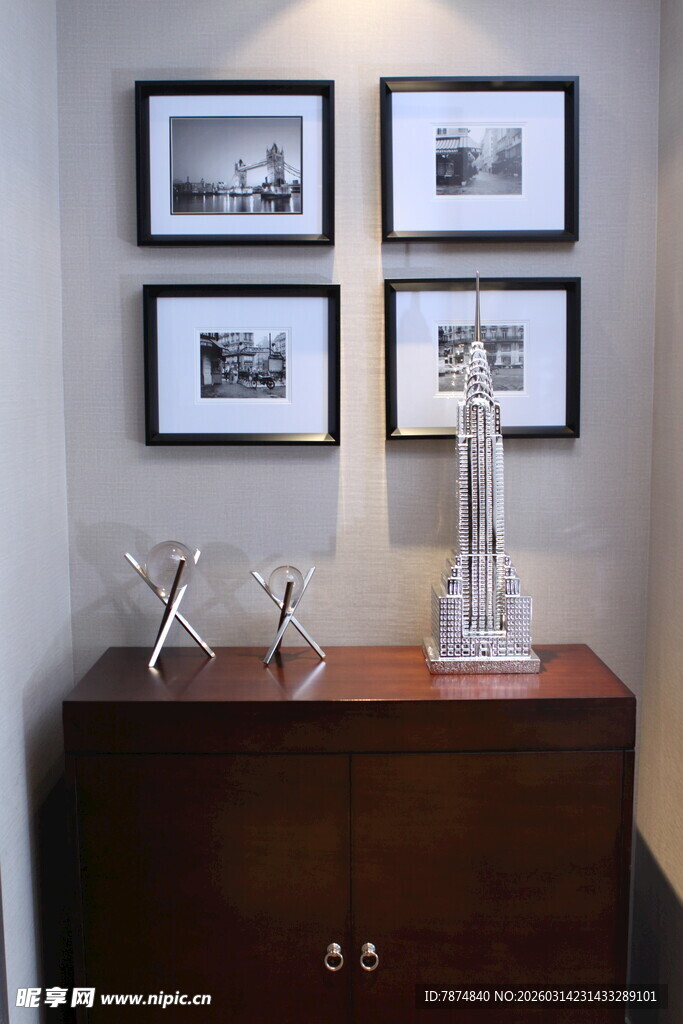 简约墙饰与柜上摆件组合