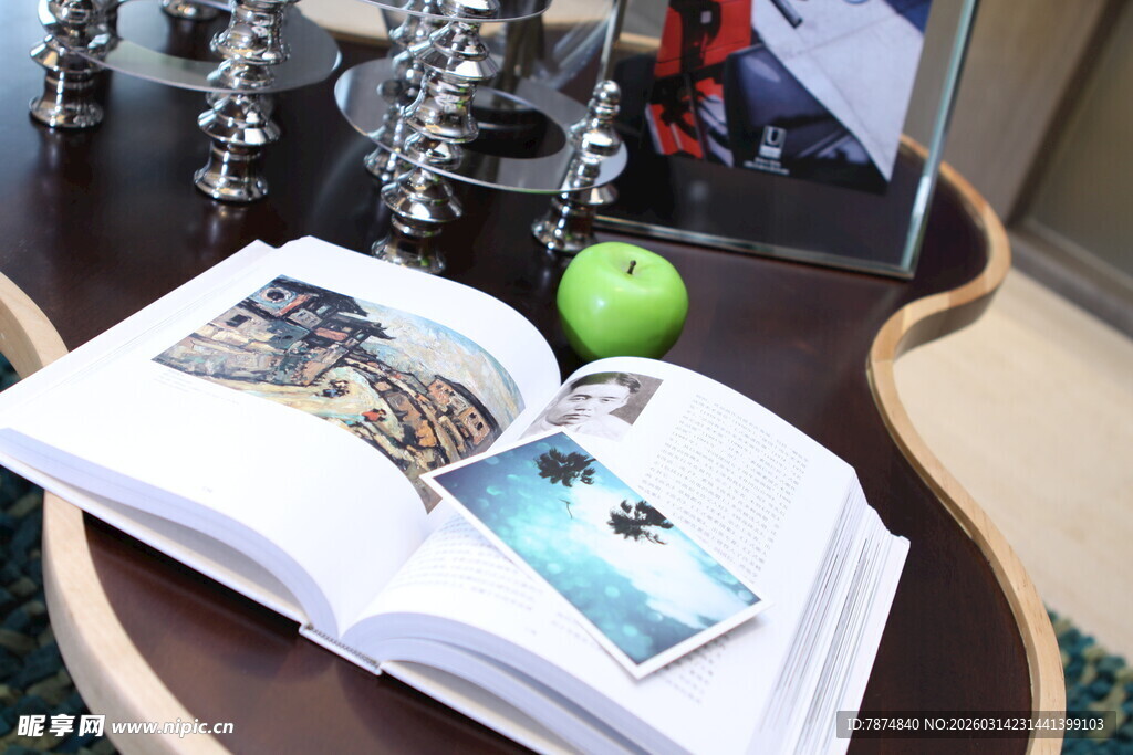 桌上翻开的书与周边摆件