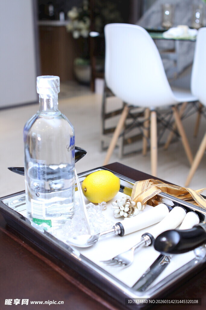 托盘上的饮品与小食