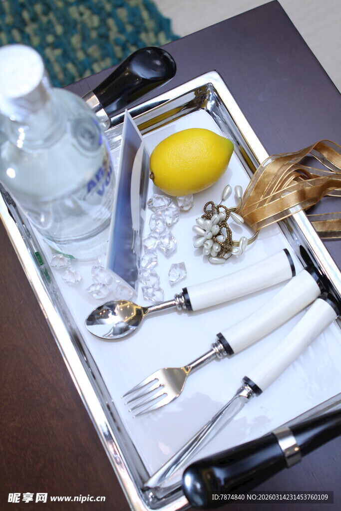 餐具与柠檬等厨房用品组合