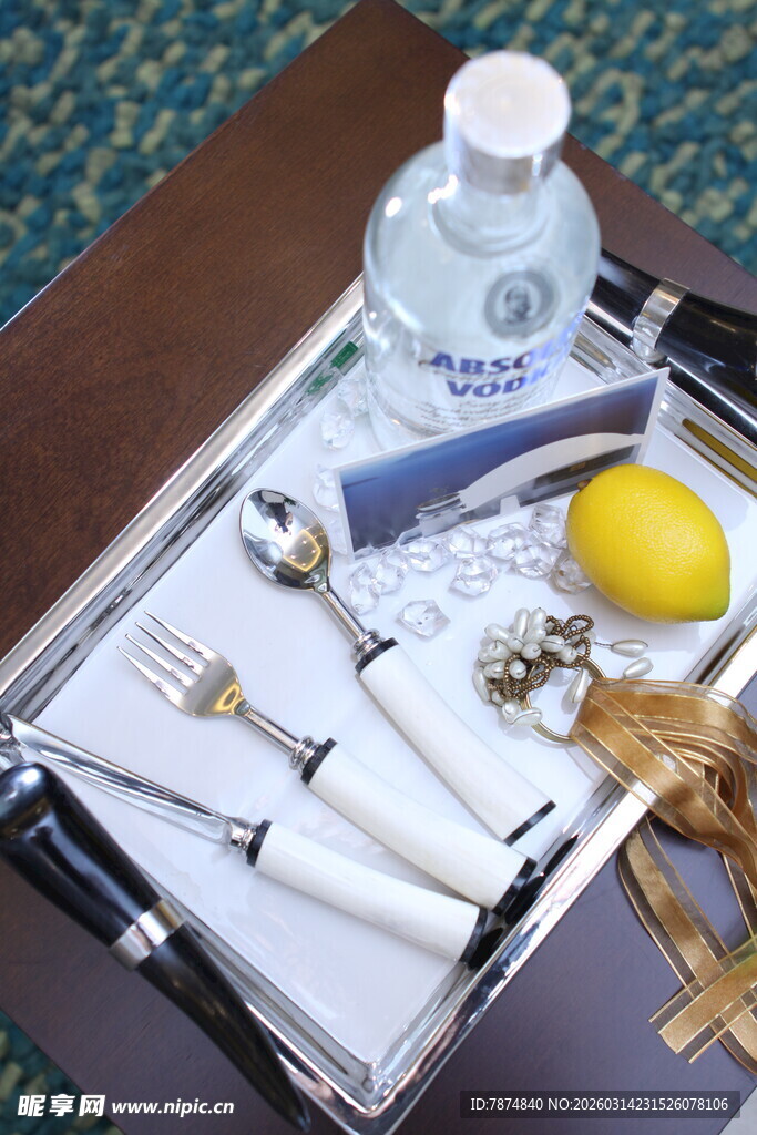 酒店洗漱用品与饮品摆放