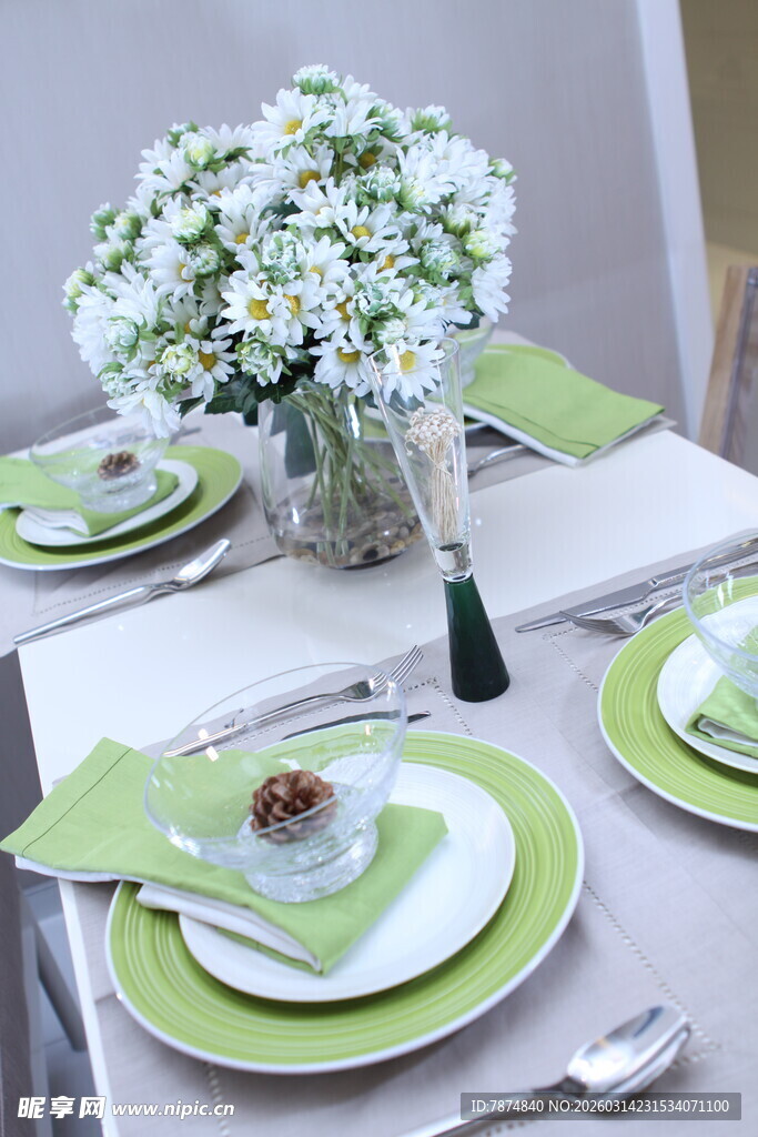 清新绿白系餐桌布置