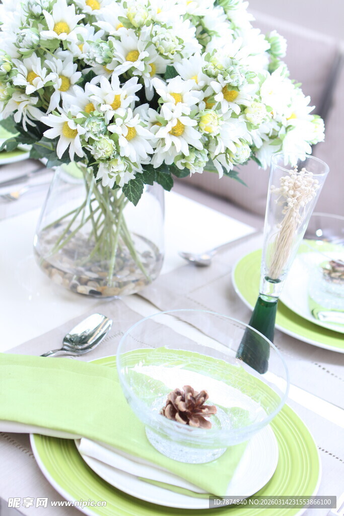 清新雅致餐桌花卉布置