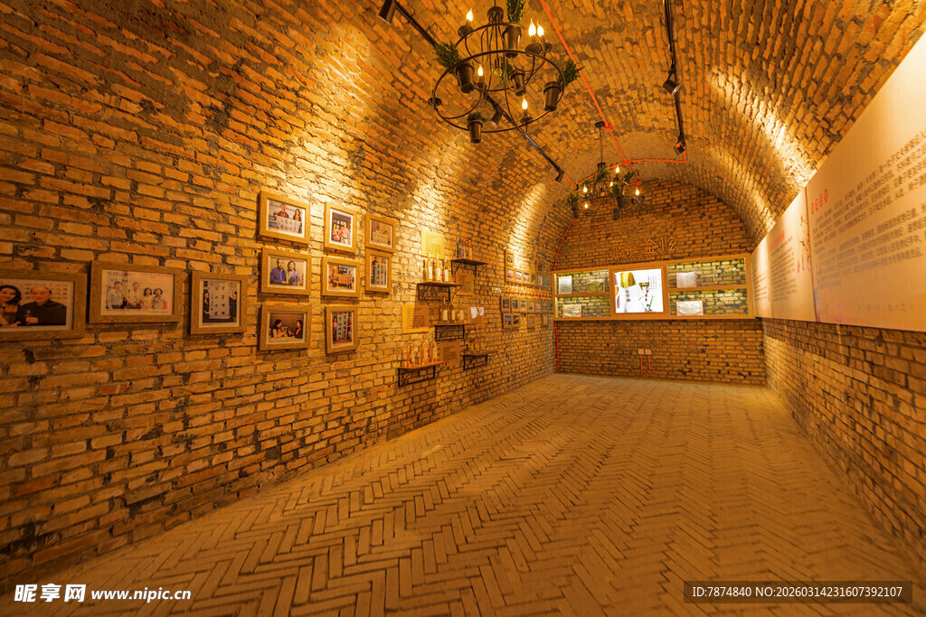 复古砖墙酒窖通道