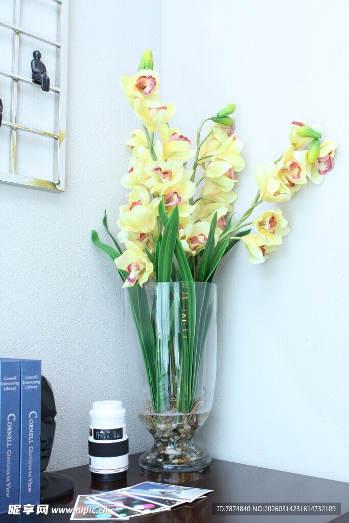 花瓶中的多彩花卉