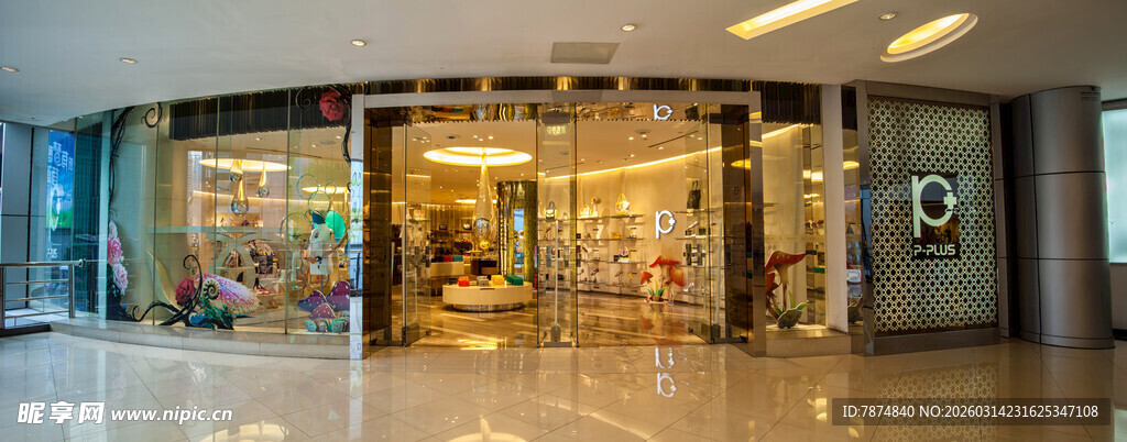 商场内明亮的店铺橱窗