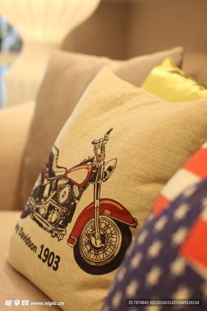 复古摩托车图案装饰抱枕