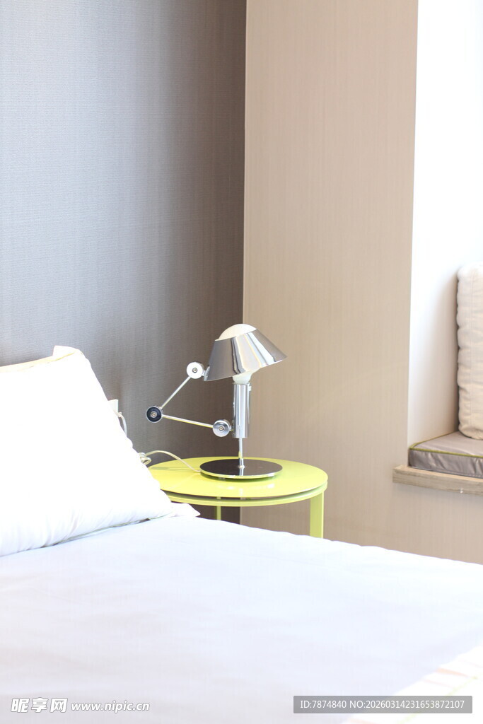 简约卧室一角的温馨台灯