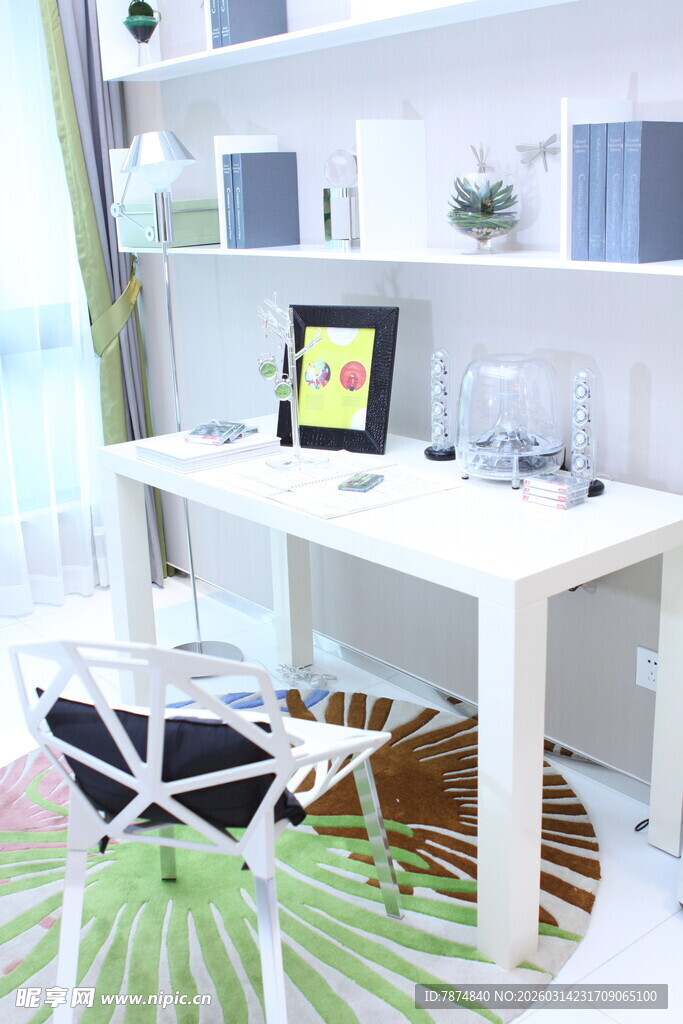 简约现代风格的书桌一角