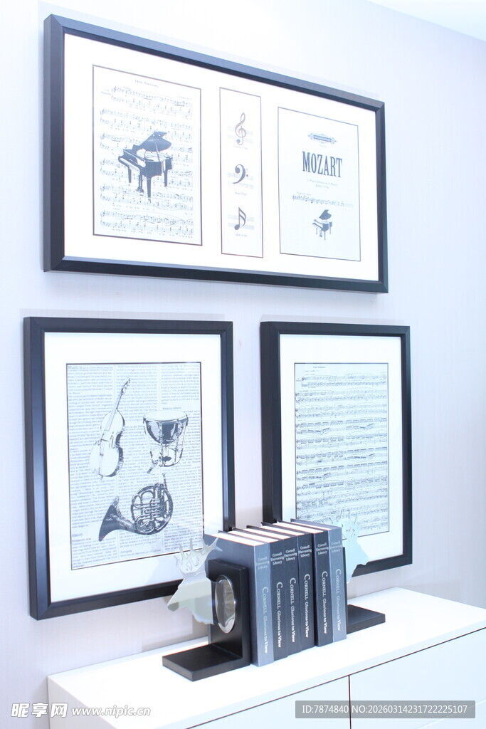 墙上艺术挂画与桌上摆件