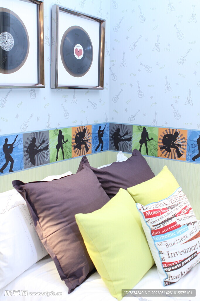 多彩抱枕装点温馨卧室角落