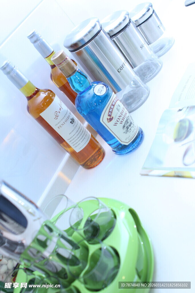 多彩饮品与绿色器具展示