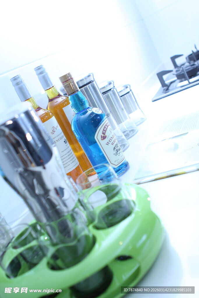 多彩文具收纳于绿色容器