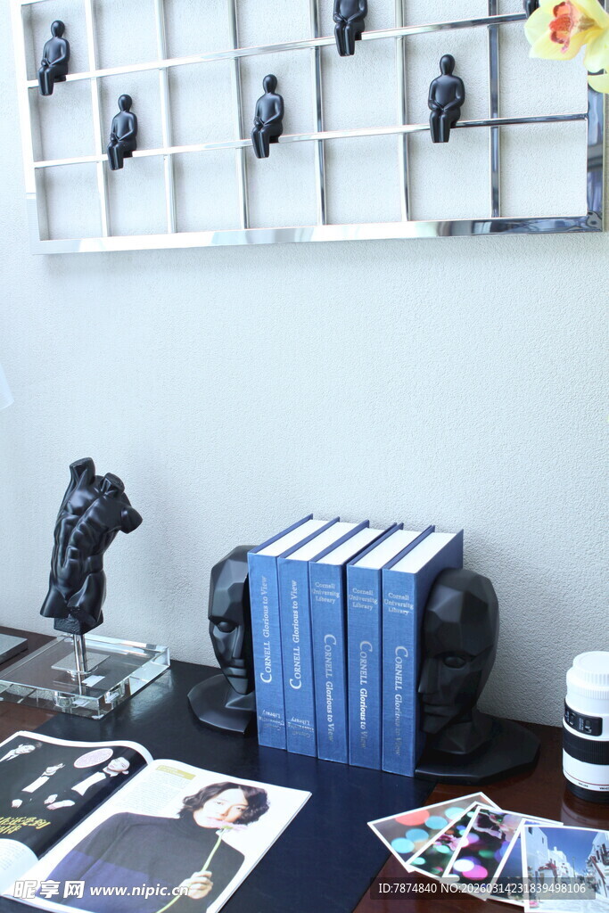 简约书桌一角的文艺摆件