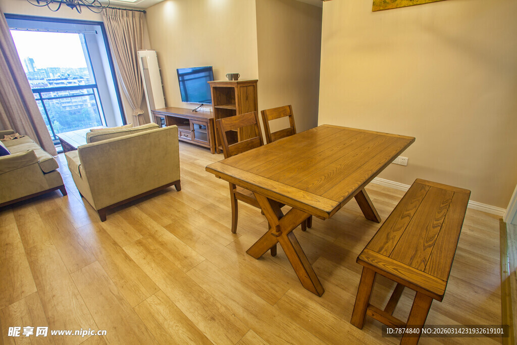 简约客厅木质桌椅布置