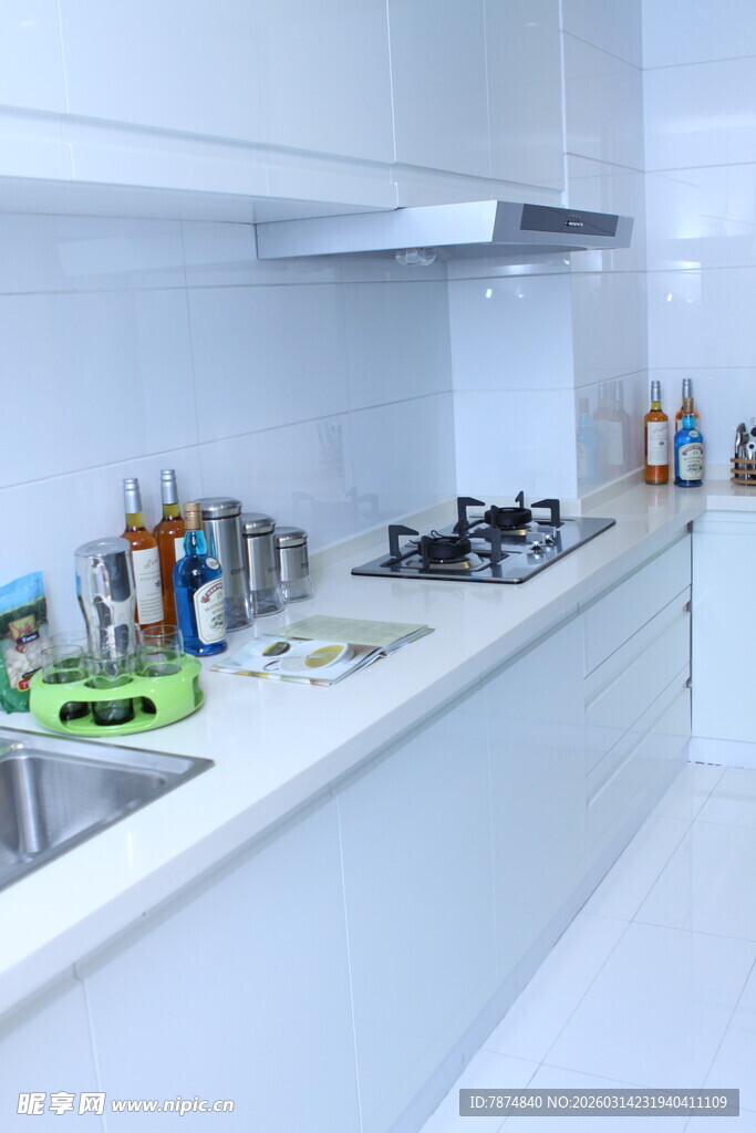 现代简约风格的整洁厨房