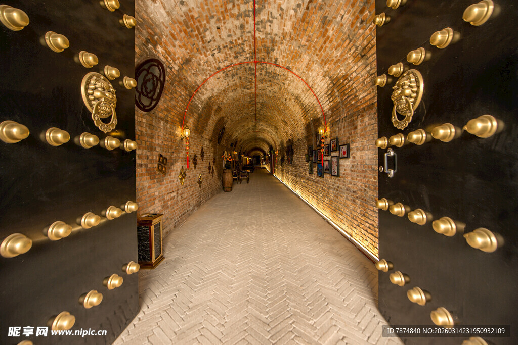 神秘隧道内的璀璨灯光