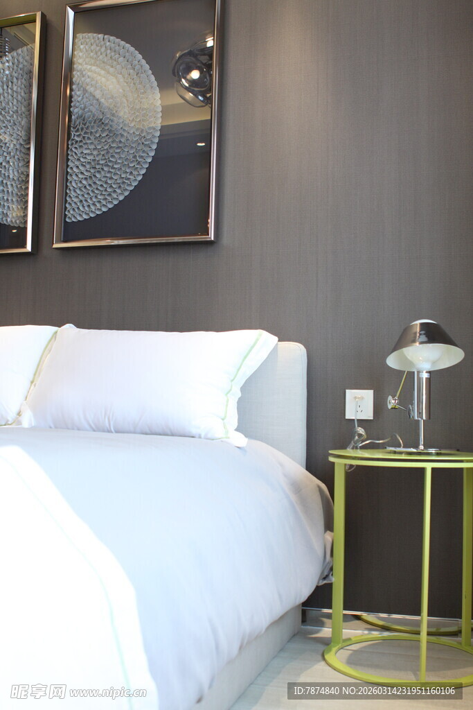 简约卧室一角的温馨场景