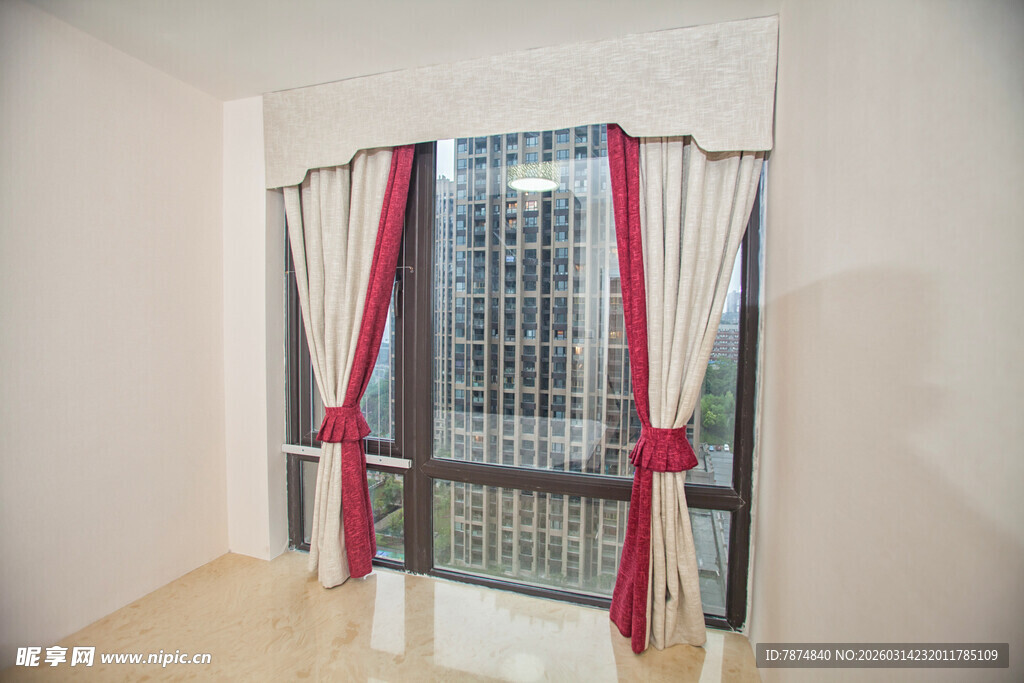 室内红帘窗户景象
