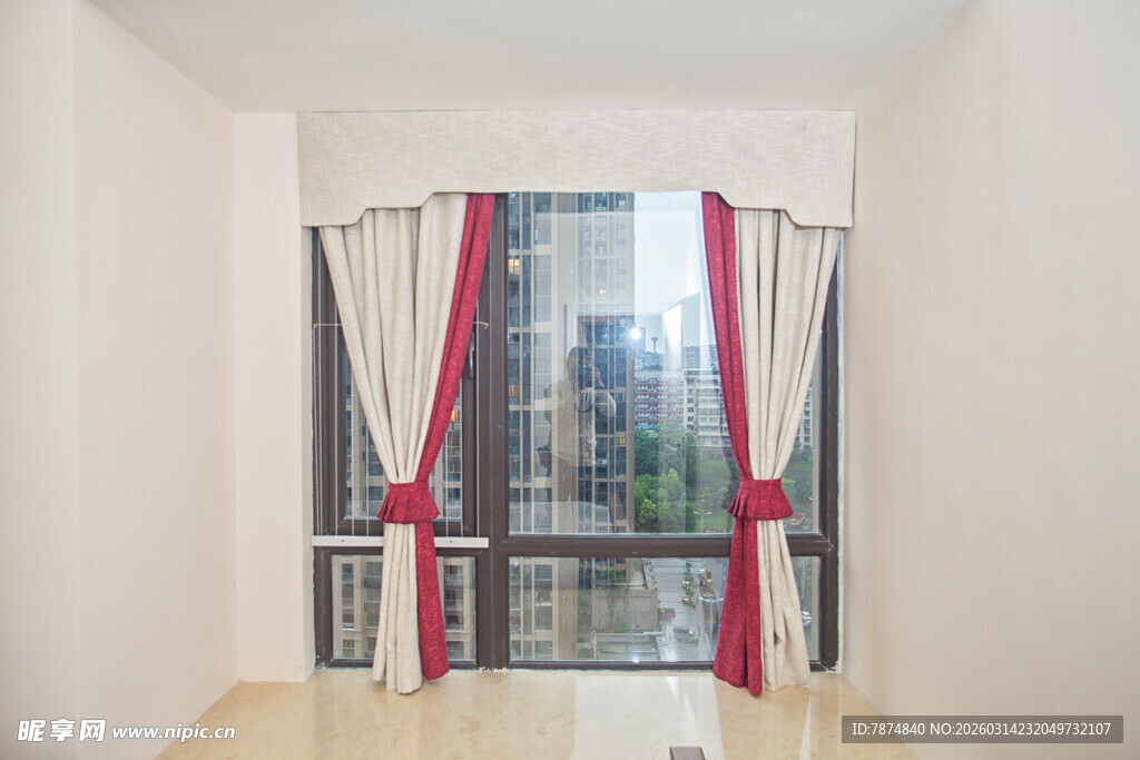 简约客厅落地窗红白窗帘