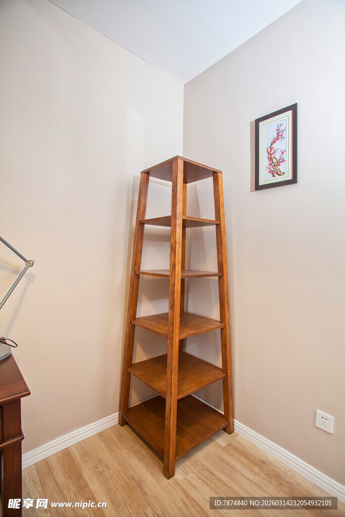 简约木质书架角落布置