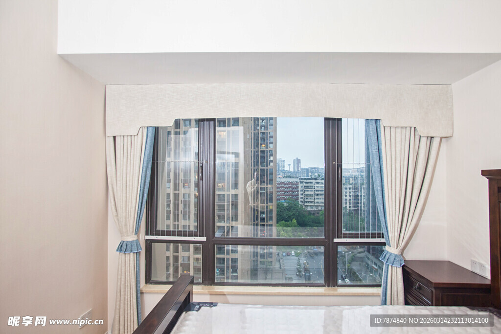 现代简约风卧室大窗景观