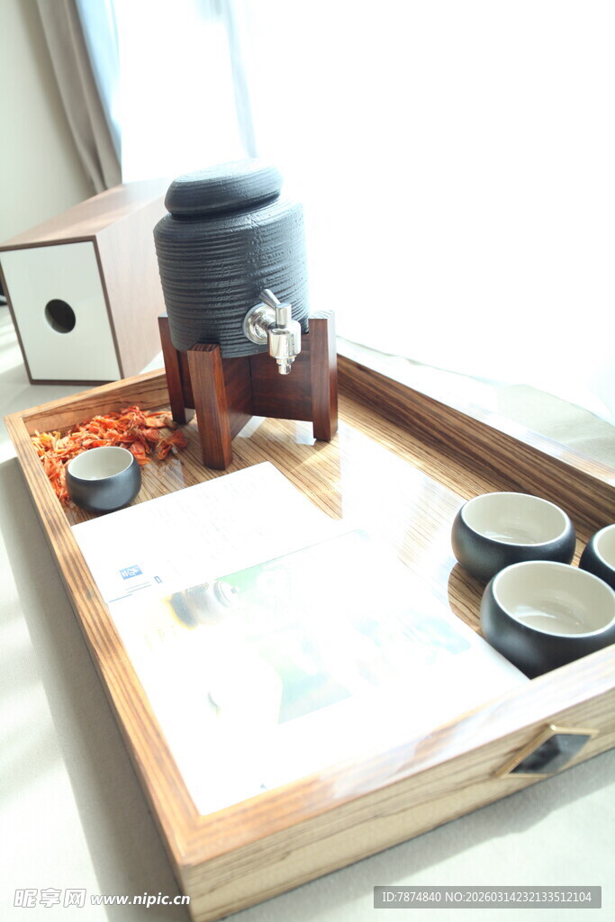日式茶具摆放在木质托盘上