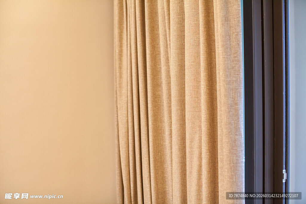 米黄色褶皱窗帘特写