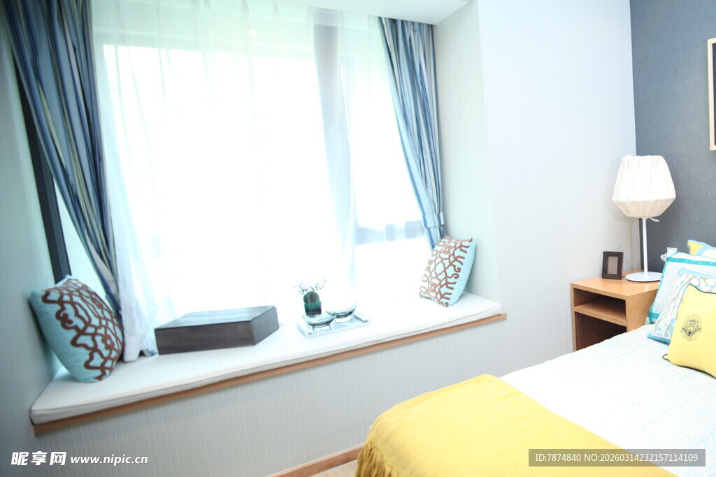 温馨卧室窗边一角