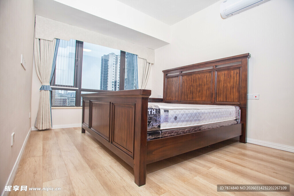 木质大床置于简约卧室