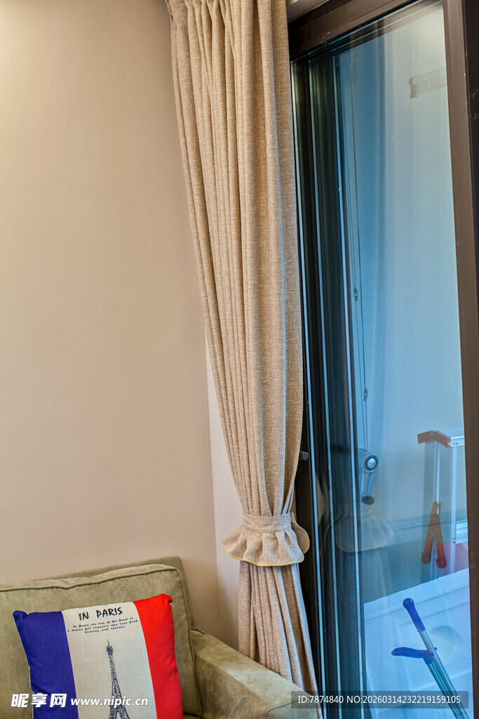 温馨客厅一角的窗帘景致