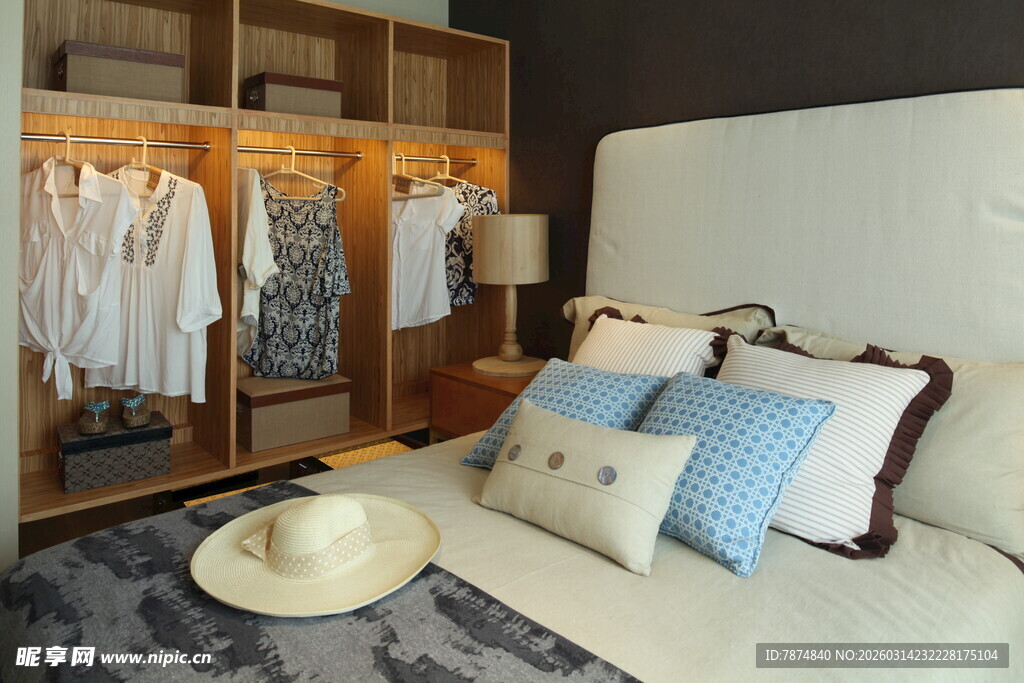 现代简约卧室与开放式衣柜